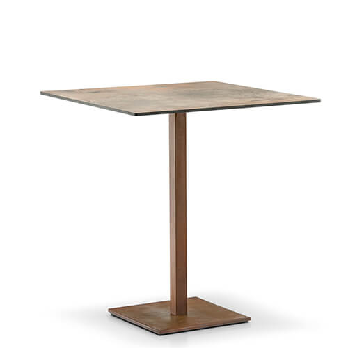 Pie central de mesa vintage para hostelería. Está compuesta por una base cuadrada de 40x40 y una columna de 73 cm de alto