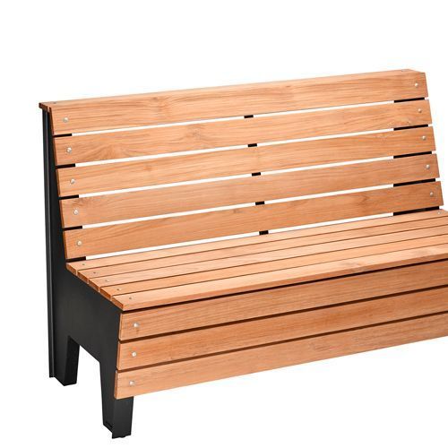 Bancada estructura en aluminio negro con asiento y respaldo de listones de madera de teca.