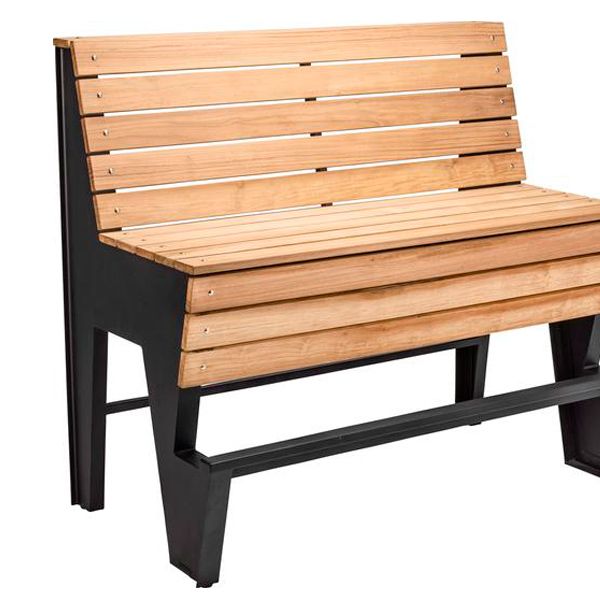 Bancada alta con reposapiés de estructura en aluminio negro con asiento y respaldo de listones de madera de teca.