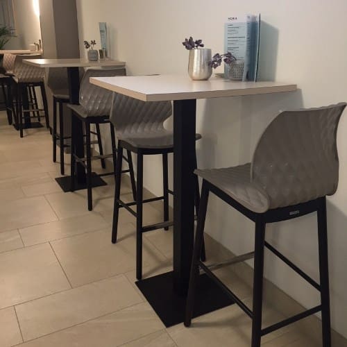 columna cuadrada de acero lacado y altura estándar. ACER Q40 PM es combinable con taburetes altos y tapas de mesa cuadradas (máximo de 70x70) o redon