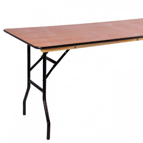 Mesa plegable estructura en acero lacado en negro con tablero en madera contrachapada con canto en pvc negro. Disponible en dos medidas de tablero: