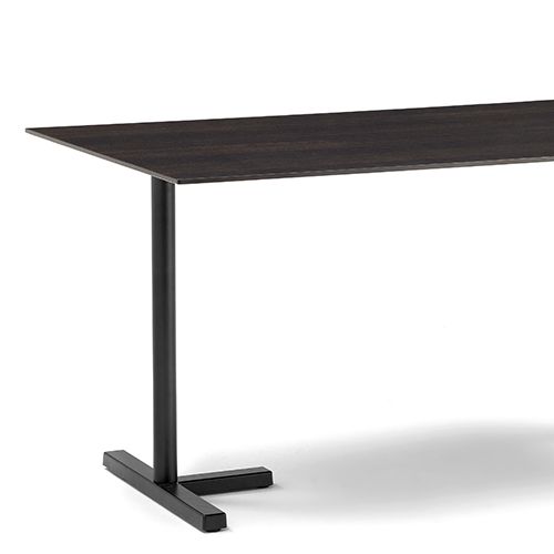 Un<b> pie de mesa doble y moderno para terrazas de hostelería</b>. BOLD 132 PMD presenta una versión innovadora para combinar de forma lateral las mesas integrando su base en forma de "T". Así