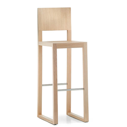 Taburete de madera medio con estructura en roble. Posibilidad de fabricación como taburete alto. Su diseño recuerda al taburete propio de los típicos bares de Milán. Su armazón de roble macizo destaca la parte más cómoda de este mueble de hostelería junto coon su respaldo.