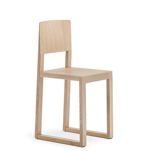 Silla nórdica de madera BRERA de Pedrali. Estructura fabricada en madera de roble teñido o aclarado. Medidas contenidas que la hacen perfecta para espacios pequeños. Disponibilidad de acabados (ver ficha técnica). Apta para restaurantes