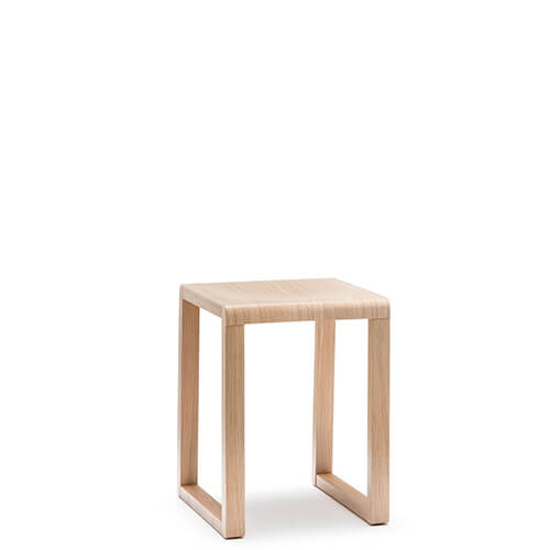 Versión baja de este <b>taburete de madera para restaurantes</b>. Con una altura de 46 cm