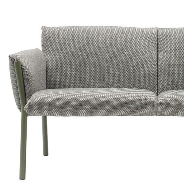 Sofá apto para exterior estructura en acero tubular con asiento y respaldo tapizado desenfundable en color a elegir.