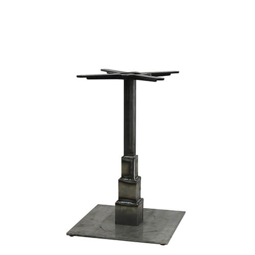 El pie de mesa central EMPIRE Q45 PM presente una base cuadrada de 45×45 cm en hierro fundido. Su columna