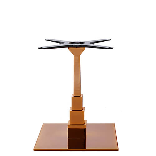 El pie de mesa central EMPIRE Q60 PM presente una base cuadrada de 60×60 cm en hierro fundido. Su columna cuadrada está fabricada en hierro con un tratamiento especial para simular el estilo vintage y presenta 3 grosores diferentes en su base. A diferenci