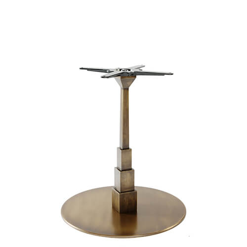 El pie de mesa central EMPIRE R60 PM presente una base redonda de 60 cm de diámetro en hierro fundido. Su columna cuadrada está fabricada en hierro cuadrada con un tratamiento especial para simular el envejecido y presenta por su parte más baja 3 grosores