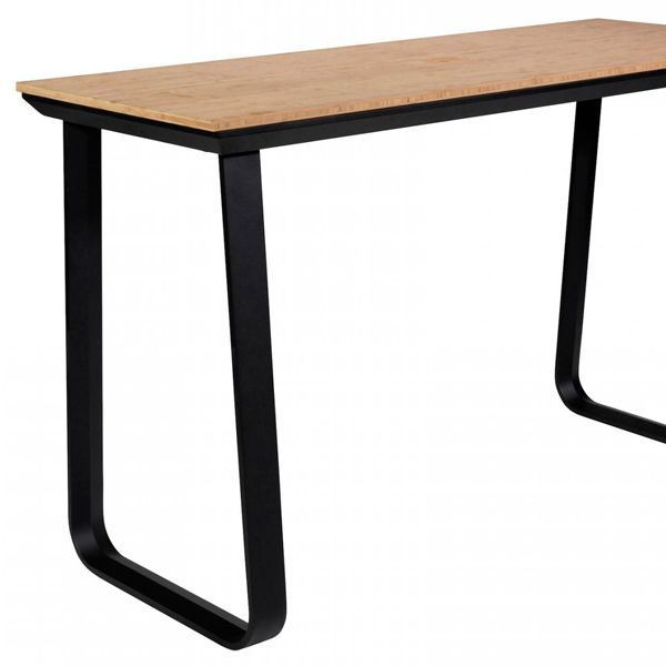 Mesa alta estructura en aluminio lacado desmontable con tablero en diferentes acabados para interior y exterior.