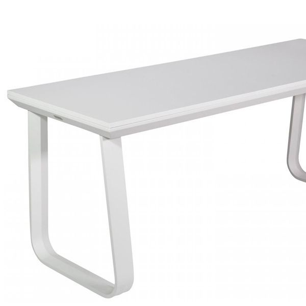 Mesa estructura en aluminio lacado desmontable con tablero en diferentes acabados para interior y exterior.