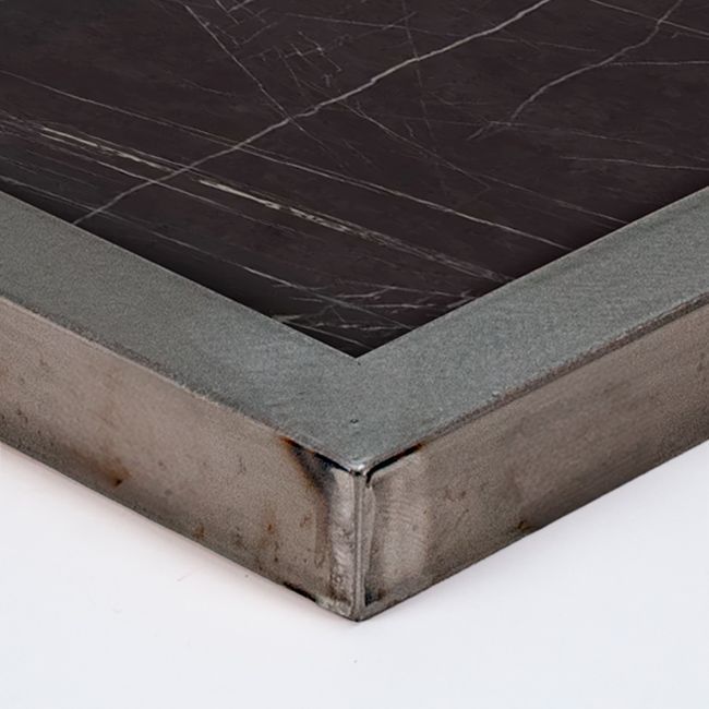 Sobre o tablero de mesa con marco en acero y sobre en laminado para hostelería. Muchas posibilidades de acabados. Para dar un toque industrial o vintage.