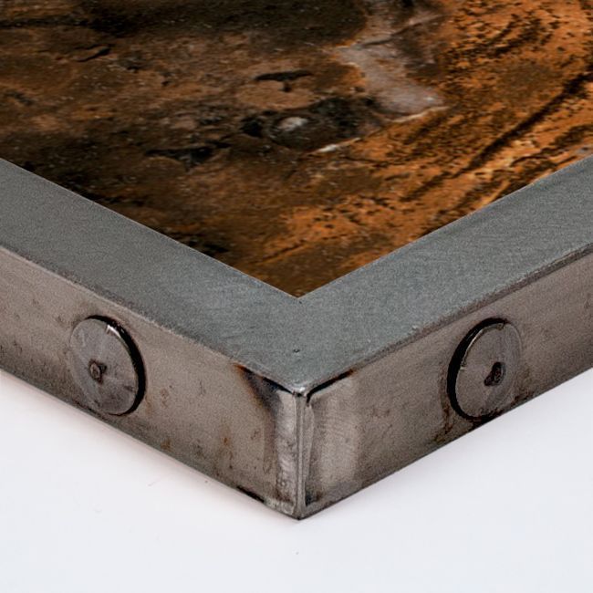 Sobre o tablero de mesa con marco en acero con rivetes o tachuelas y sobre en laminado para hostelería. Muchas posibilidades de acabados.