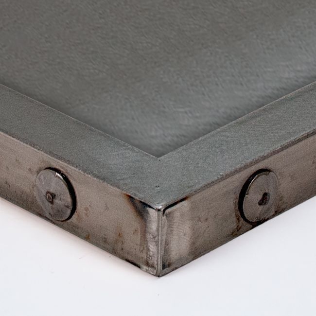 Sobre o tablero de mesa con marco en acero para hostelería. Acabado natural u óxido. Canto con tachuelas o rivetes. Estilo industrial o vintage.
