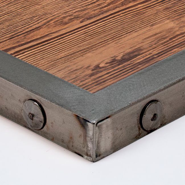 Sobre o tablero de mesa con marco en acero con tachuelas o rivetes y sobre en madera maciza vintage para hostelería. Estilo industrial o vintage.
