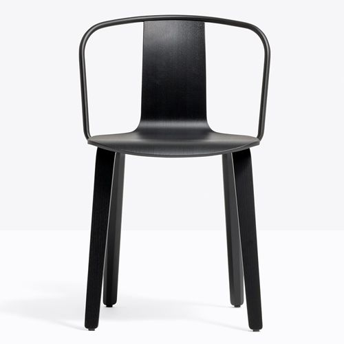 el asiento en madera contrachapada con un aspecto ligero y suave