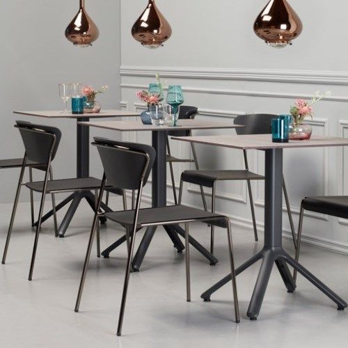 Silla de madera y metal para hostelería