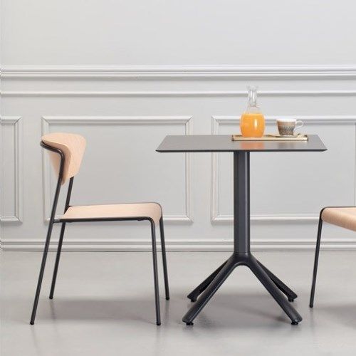 Silla de madera y metal para hostelería