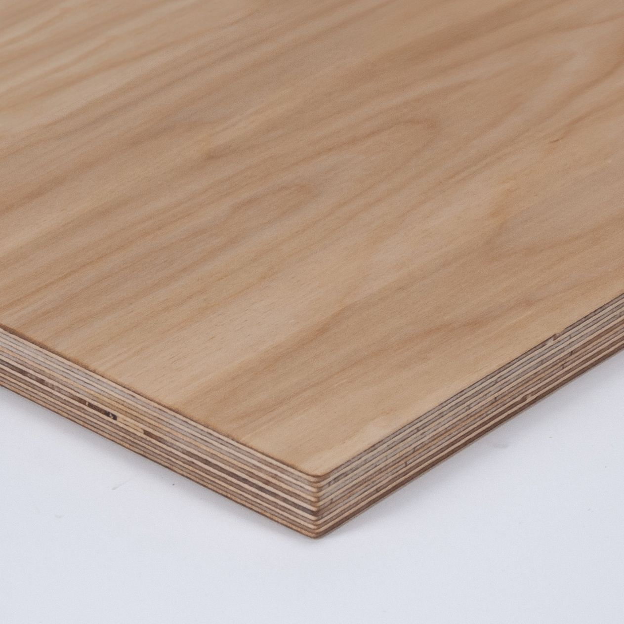 Sobre de mesa en contrachapado marítimo de abedul para restaurantes y terrazas de hostelería. Multilaminado como la opción idónea para las terrazas.