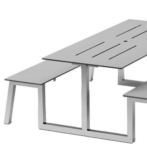 Mesa de picnic estructura en acero lacado con tablero y asientos en laminado (uso interior) o estructura en acero inoxidable con tablero y asientos en compacto fenólico (apto para exterior). La versión en compacto fenólico incluye orificio para sombrilla y ranuras para smatphones y tabletas