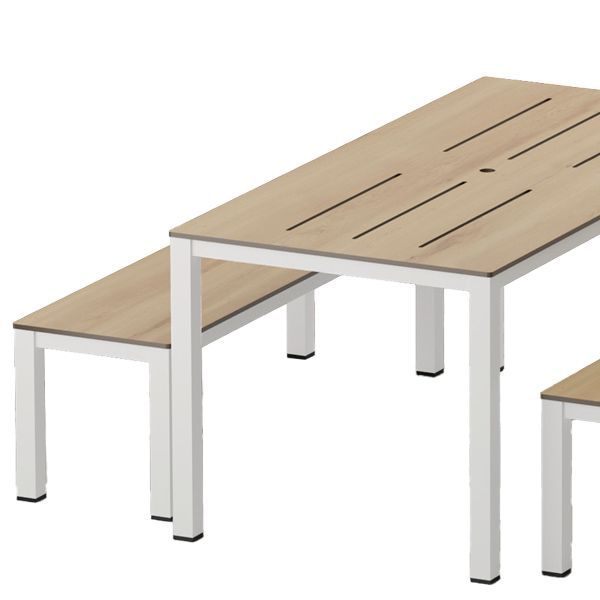 Mesa de picnic con asientos independientes estructura en acero lacado con tablero y asientos en laminado (uso interior) o estructura en acero inoxidable con tablero y asientos en compacto fenólico (apto para exterior). La versión en compacto fenólico incluye orificio para sombrilla y ranuras para smatphones y tabletas.