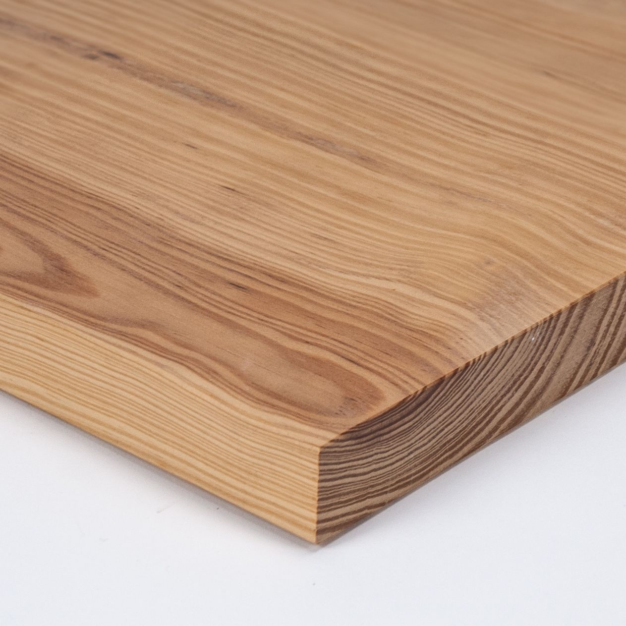 Sobre o tablero de mesa en madera maciza de pino para hostelería. Pino en acabado natural o teñido color a elegir con barniz de protección.