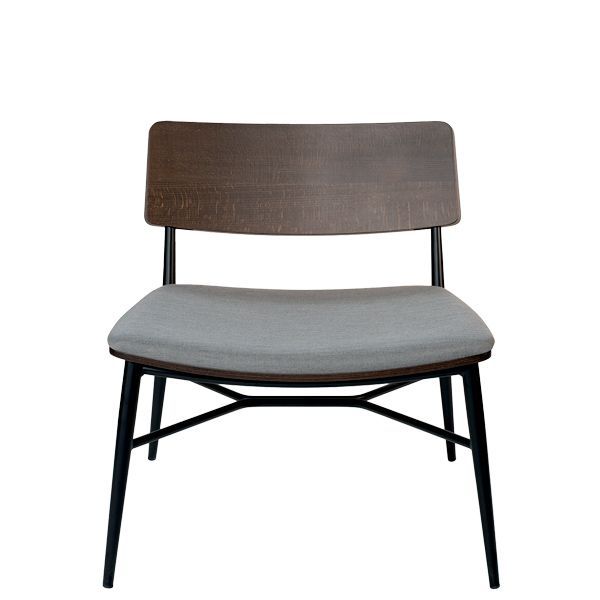 La butaca baja NIKA 1 BB se caracteriza por su diseño inspirado en el estilo nórdico. NIKA 1 BB es un modelo de butaca donde se mezcla dos materiales; madera y metal. Su estructura está fabricada en metal y consta de 4 patas en acero de tubo.