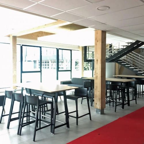 Taburete alto y altura media Nassau 537 Et Al para hostelería. Taburete apilable en plástico para cafeterías, restaurantes o terrazas de hostelería.