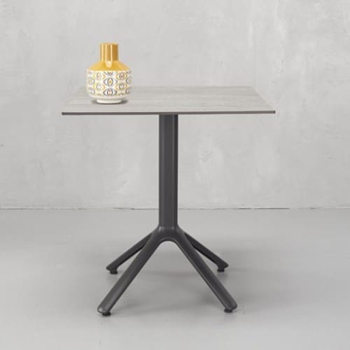 Pie de mesa con base de aluminio y columna cuadrada para hostelería