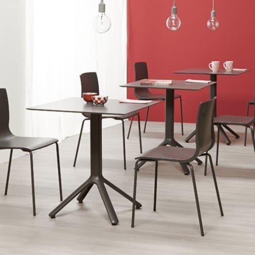Pie de mesa con base de aluminio y columna cuadrada para hostelería