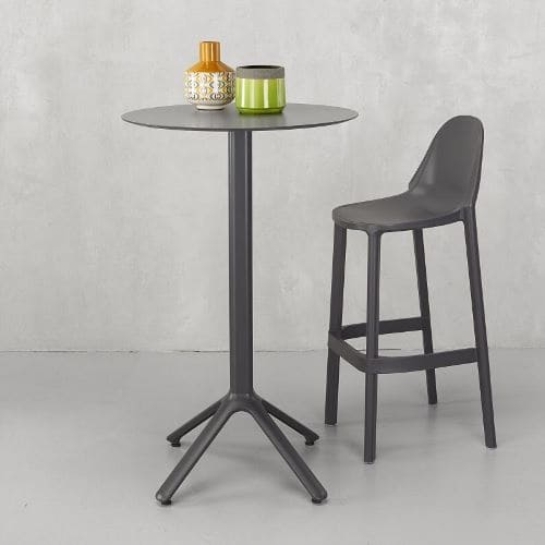 Pie de mesa con base de aluminio y columna cuadrada para hostelería