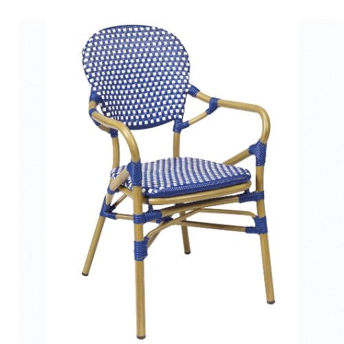 Silla con brazos de terraza en médula estilo parisino para espacios de hostelería al aire libre. El sillón ORLY SB puede combinarse en diferentes colores y acabados para lograr un amiente acorde con el estilo de decoración de la terraza de cualquier restaurante.