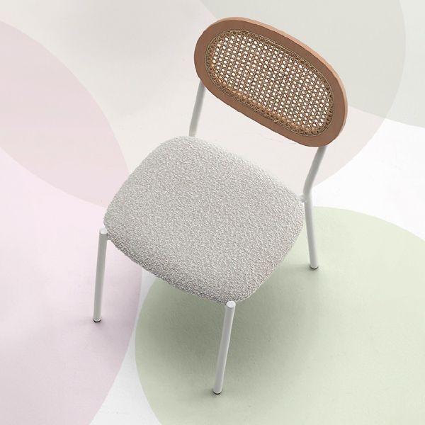 asiento tapizado en tela o polipiel a elegir y respaldo de madera con malla de cane o raffia