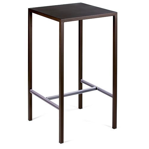 Mesa alta de metal para terraza de restaurante. QUATRIS H es la versión alta de esta colección de mesas de hostelería. Cuenta con reposapiés para añadir un plus de comodidad a los clientes. Ideal para incluir también en zonas de piscina