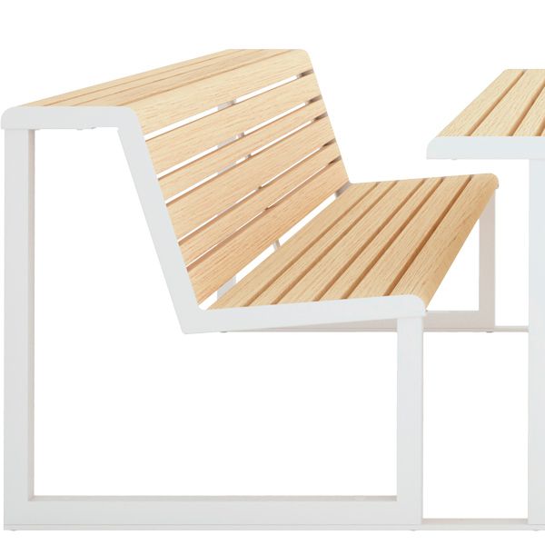 Mesa de picnic con asientos estructura de acero lacado con lamas de aluminio para el tablero y asientos en diferentes colores o decoradas con efecto veta de madera. Placas de acero opcionales para unir entre sí los bancos y la mesa.