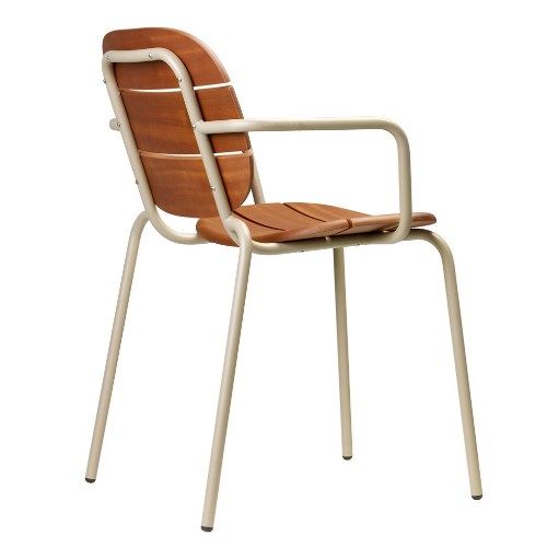 Sillón apilable con estructura metálica y asiento de madera para hostelería