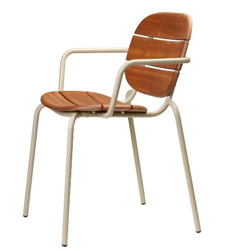 Sillón apilable con estructura metálica y asiento de madera para hostelería