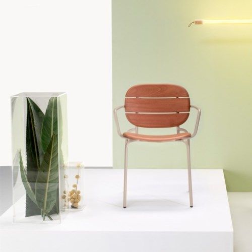 Sillón apilable con estructura metálica y asiento de madera para hostelería
