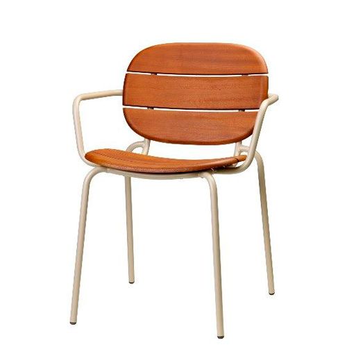 Sillón apilable con estructura metálica y asiento de madera para hostelería
