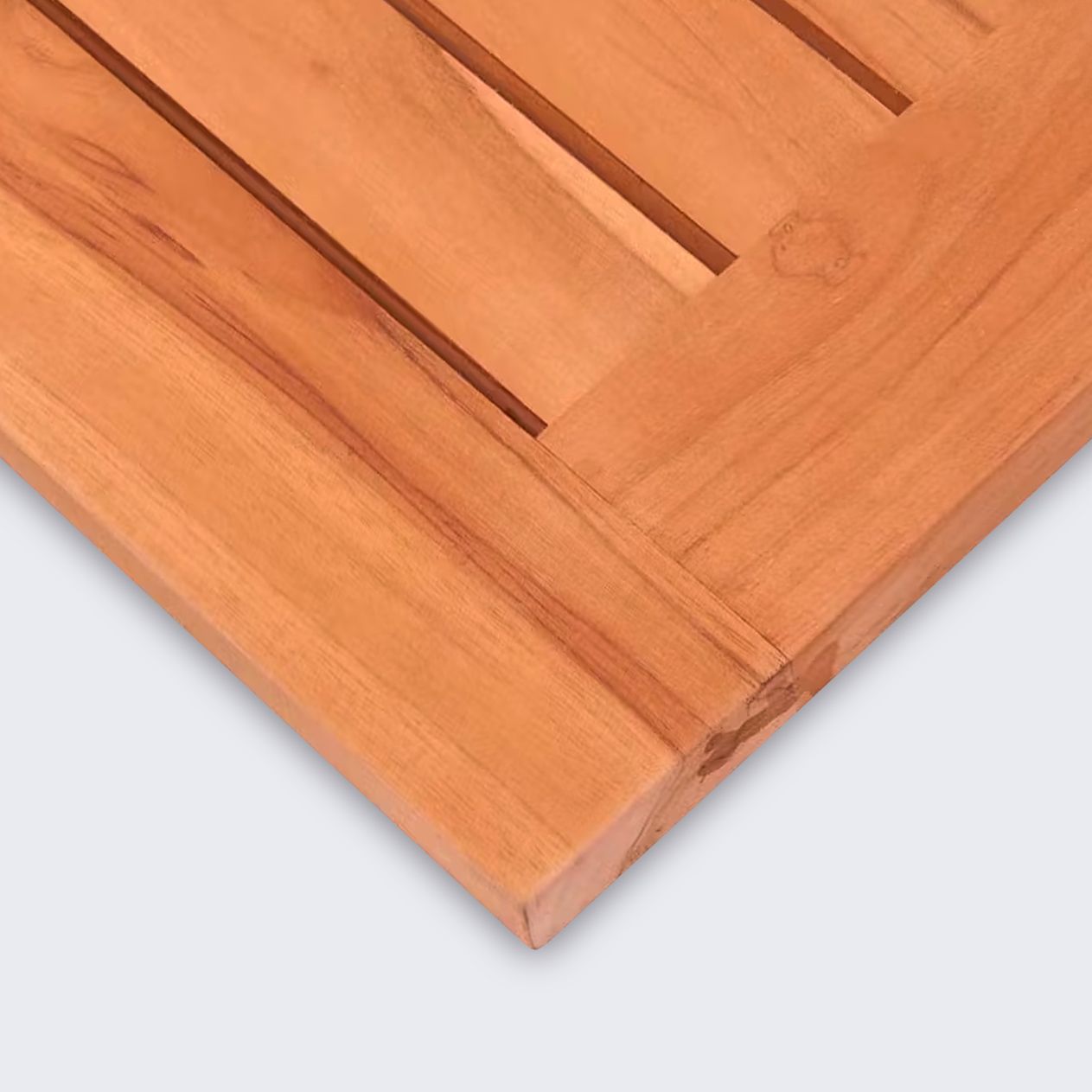 Sobre de mesa en teca para terrazas de hostelería y restaurantes. La teca como material natural para uso en el exterior y al aire libre.