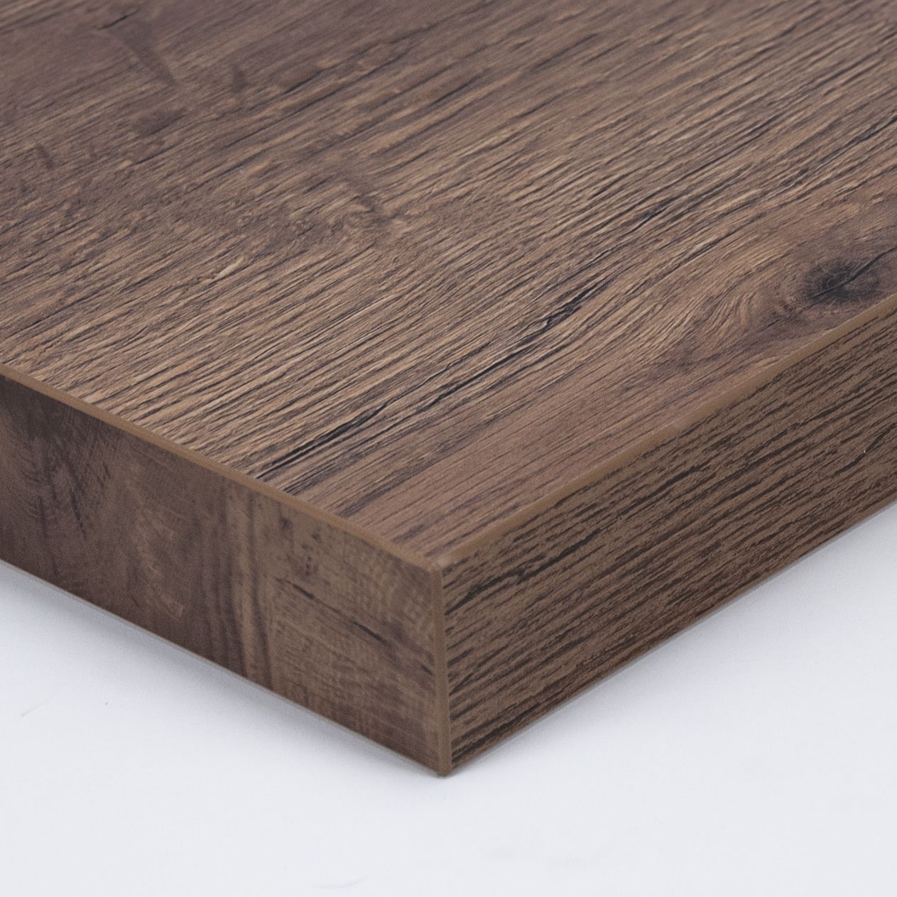 Tapa de mesa en laminado efecto madera rugosa, diferentes grosores, canto a juego. Los tableros se hacen a medida en formato rectángulo o circular.