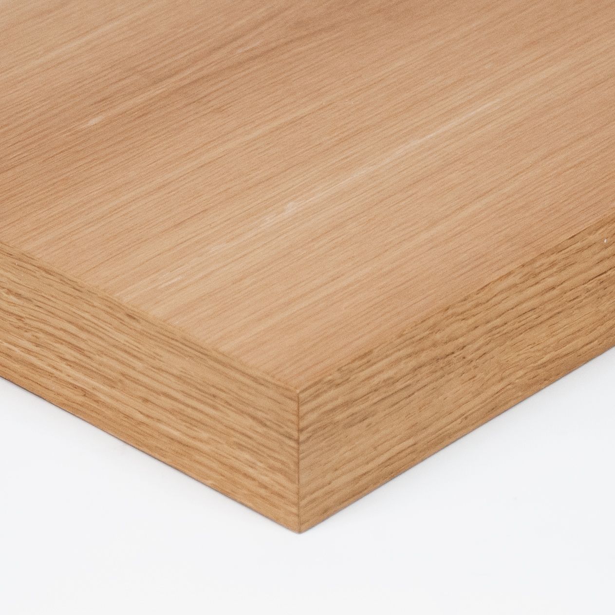 Sobre o tablero en madera chapada para hostelería y restaurantes. Tapa de mesa en haya, roble o fresno. Acabado natural o teñido color a elegir.