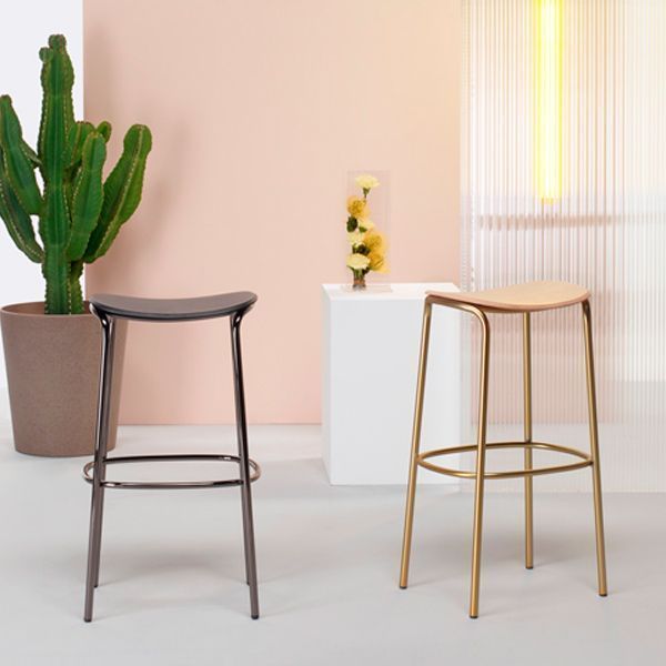 Taburete alto con asiento de madera para hostelería