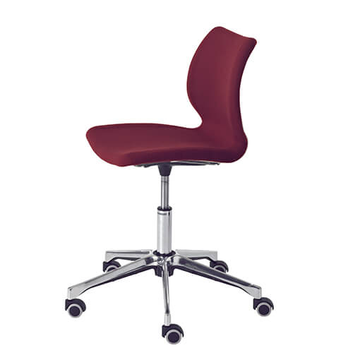 La colección de sillas UNI se caracteriza por su elegancia en el diseño en todos sus piezas. La silla de oficina UNI TESS SIGRG se muestra con porte a simple vista a pesar de su perfil minimalista y con un extra de confort gracias al tapizado acolchado de su asiento. En el caso de su estructura en aluminio