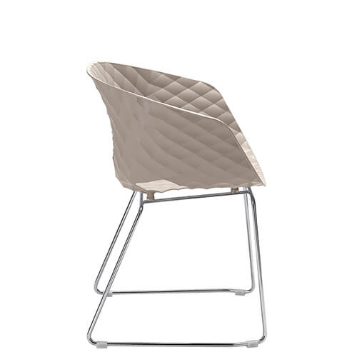 Sillón moderno<b> UNIKA SBP </b>para espacios de hostelería. Un sillón de restaurante que se caracteriza por la originalidad de su carcasa en plástico o poliprolineo