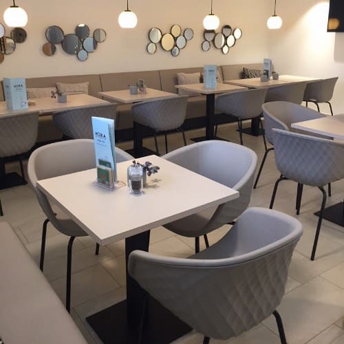 tapizado en el interior del asiento. Para poder ajustarse más al mobiliario de hostelería que puedas estar buscando