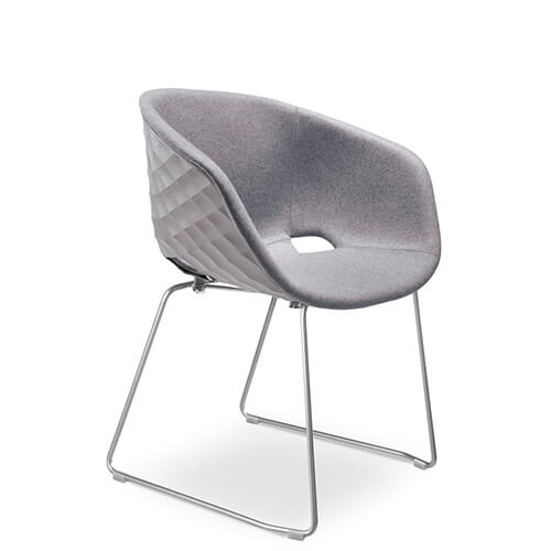 Sillón tapizado UNIKA TESS SBP con estructura patín para restaurantes o cafeterías modernos. Una carcasa en polipropileno o plástico junto a una estructura metálica con esta forma de trineo tan popular en el diseño de mobiliario. Disponibilidad de acabados (ver ficha técnica).