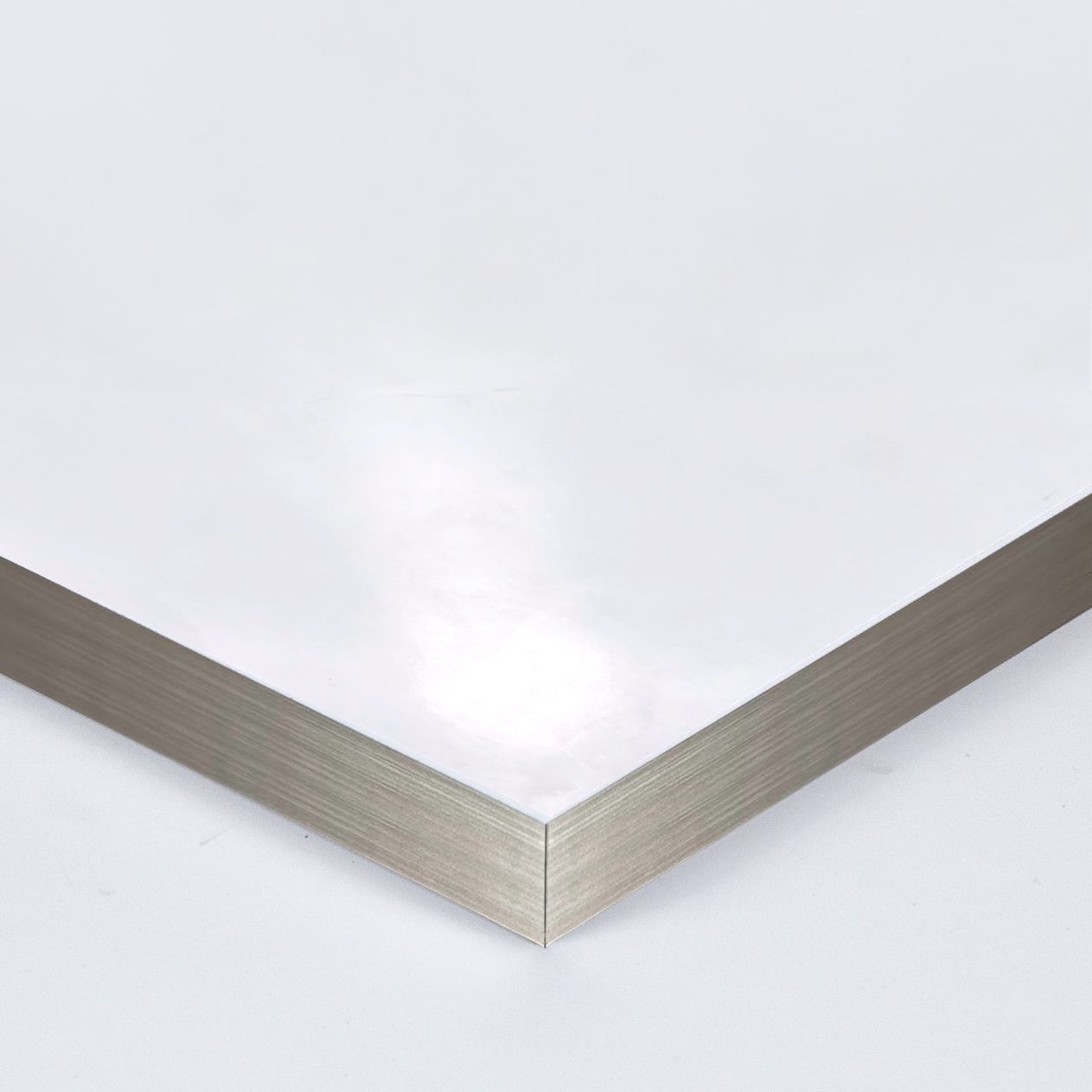 Sobre o tablero de mesa en Laminado Brillo para hostelería y restaurantes. y terrazas. Efecto vidrio con canto metálico para resaltar mesas en tus proyectos.