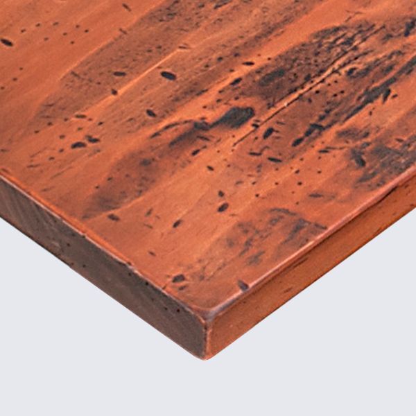 Sobre o tablero de mesa en pino desgastado y rozado-envejecido con patina para restaurantes y hostelería estilo vintage o industrial.