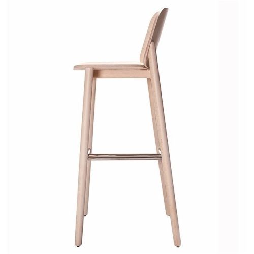 POL completa su colección con esta versión de asiento alto para barras de restaurante. Cuenta con un diseño íntegro en madera